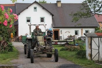 Bild vom Hof und den Feldern