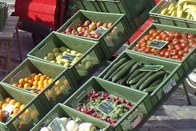 Auslage mit Obst und Gemüse